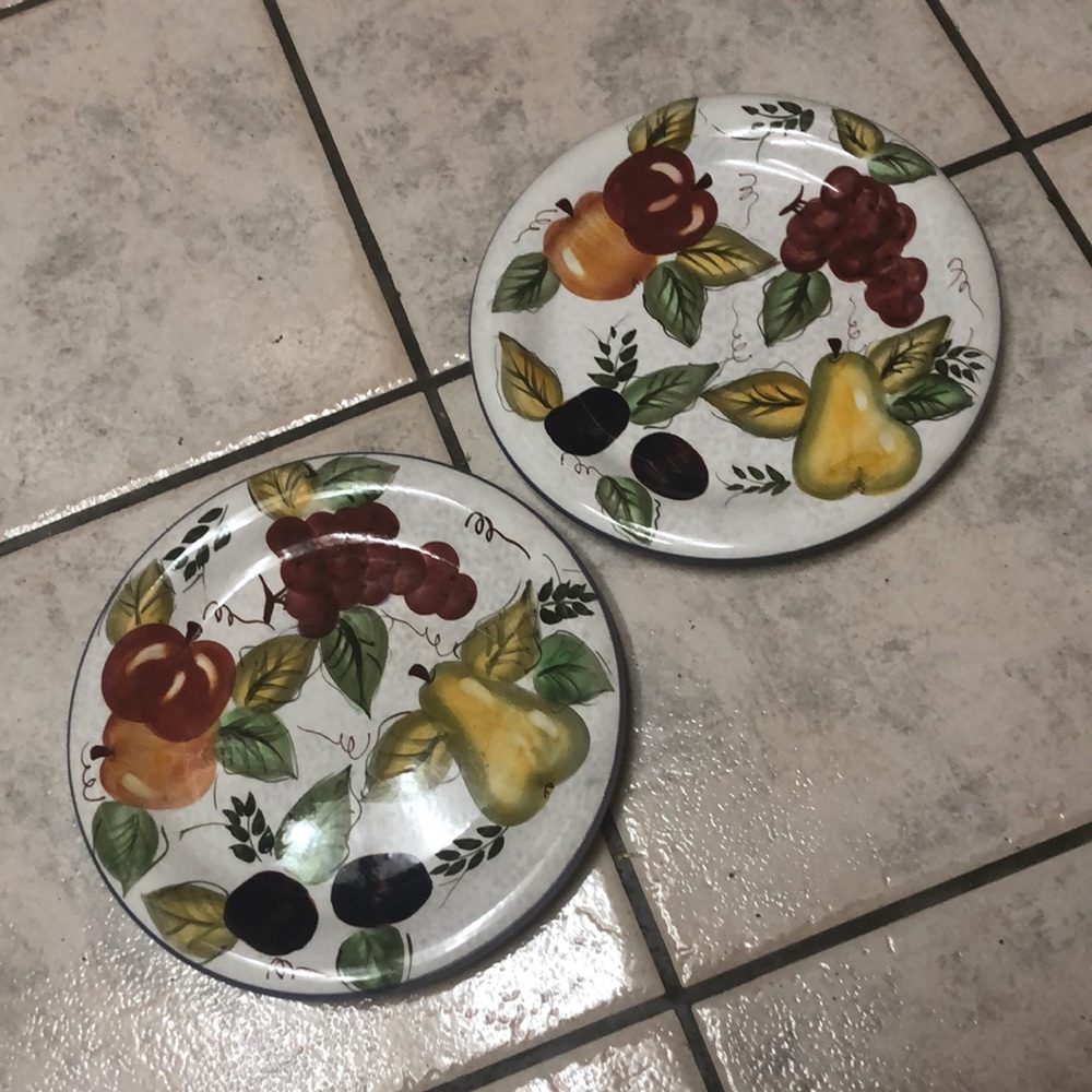 Oneida Vintage Fruit set of 2 dinner plates